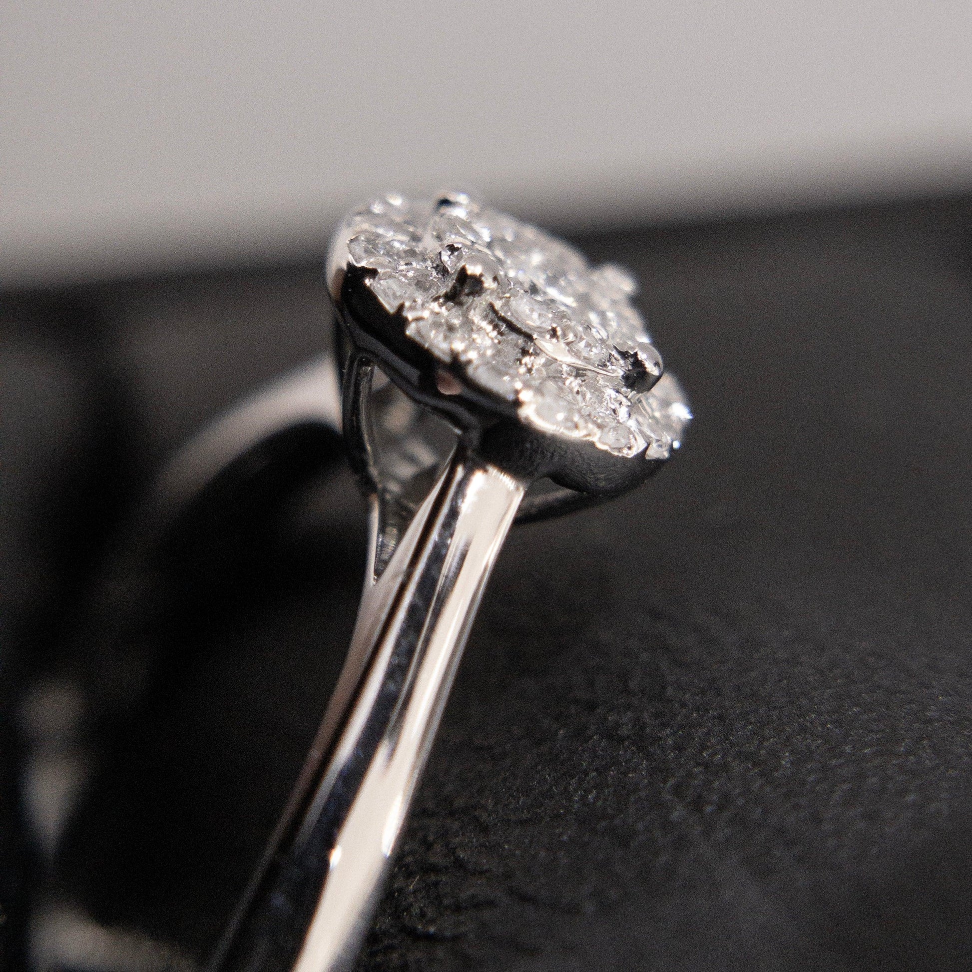 Anillo de Compromiso Halo 0.10ctw Oro Blanco con Diamantes - Vanessa Joyas