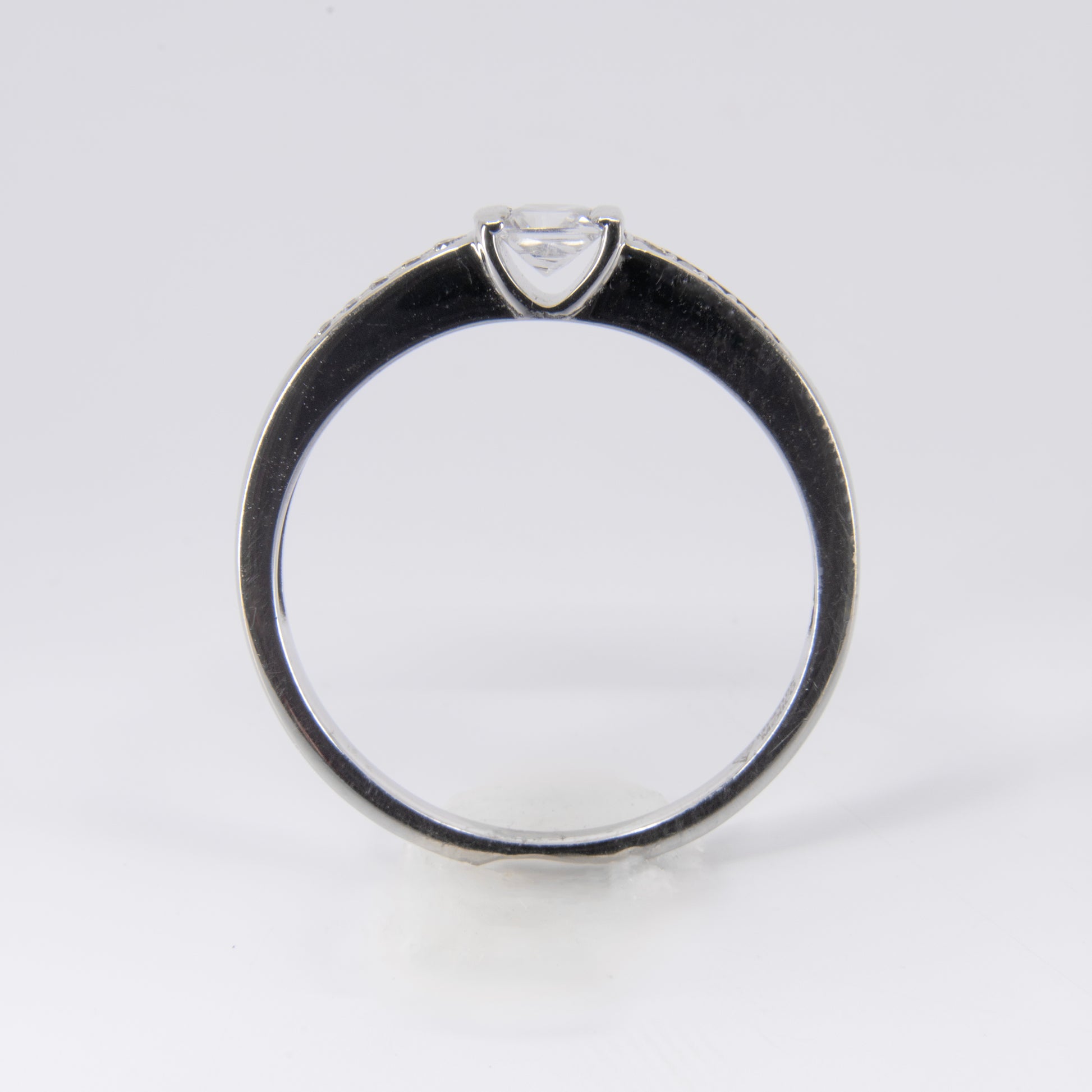 Anillo de Oro Blanco 10k con Circonias Laterales