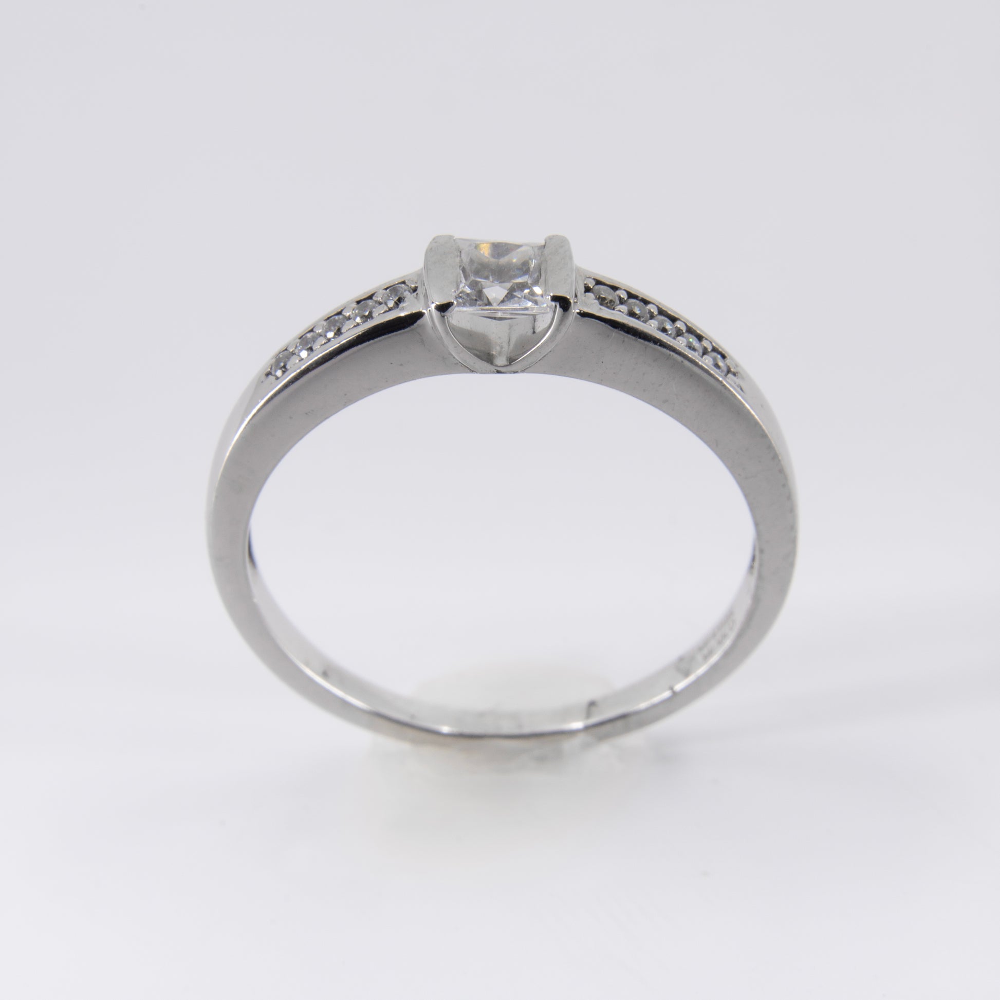 Anillo de Oro Blanco 10k con Circonias Laterales