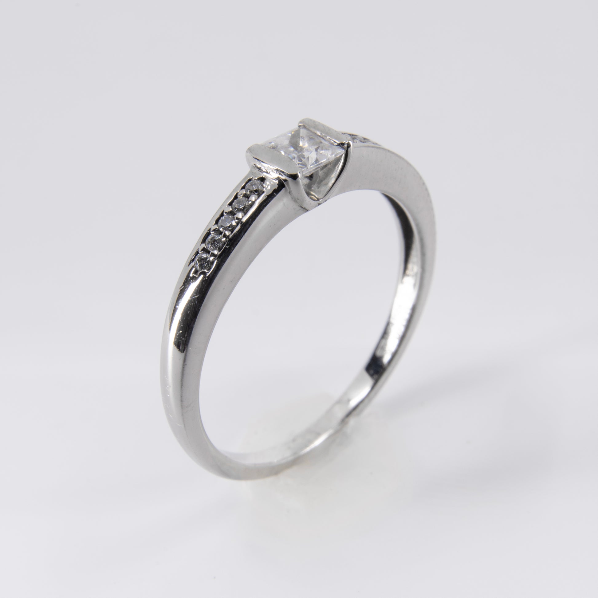 Anillo de Oro Blanco 10k con Circonias Laterales