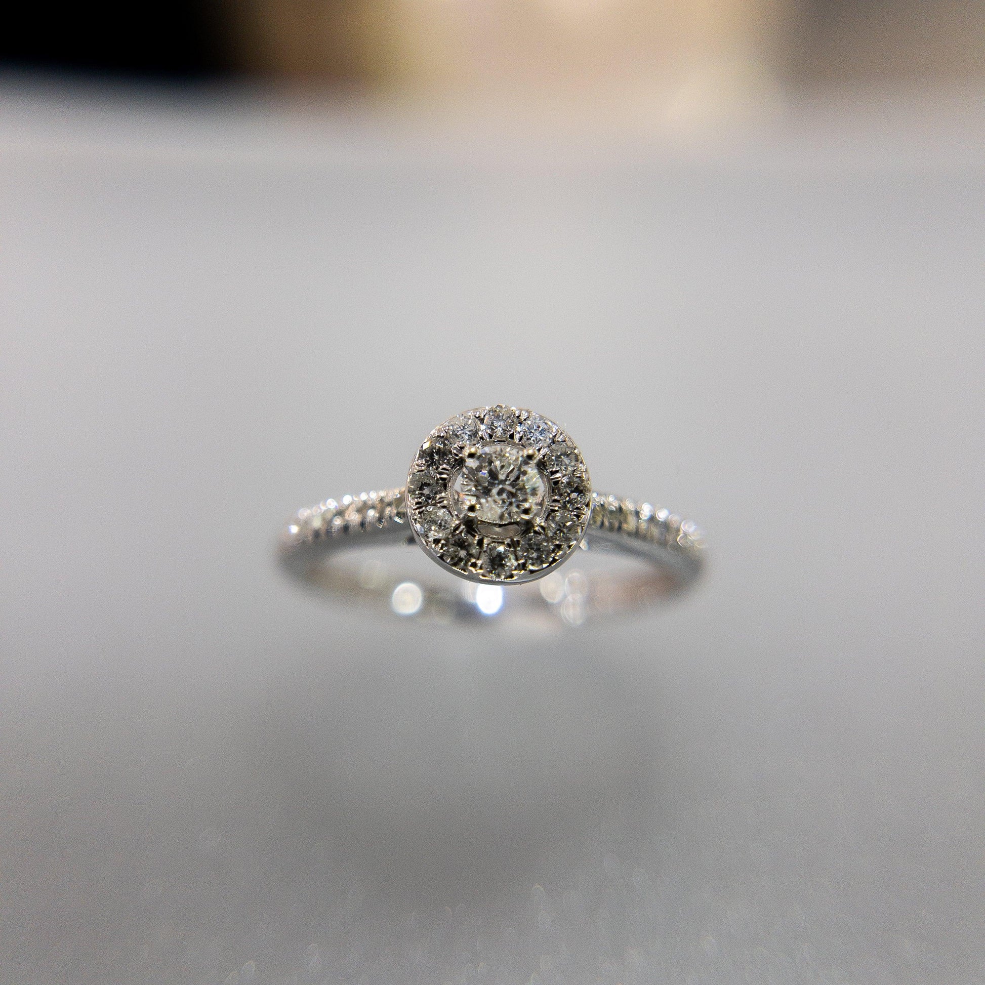 Anillo de Compromiso Oro Blanco 14k Halo con Diamantes 0.25 ctw - Vanessa Joyas