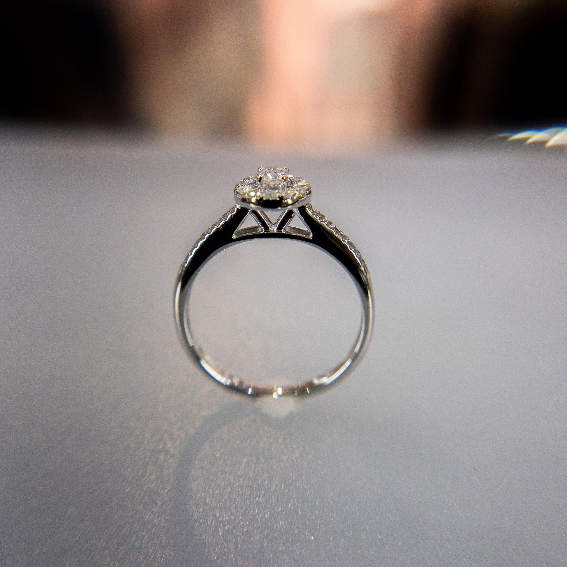 Anillo de Compromiso Oro Blanco 14k Halo con Diamantes 0.25 ctw - Vanessa Joyas