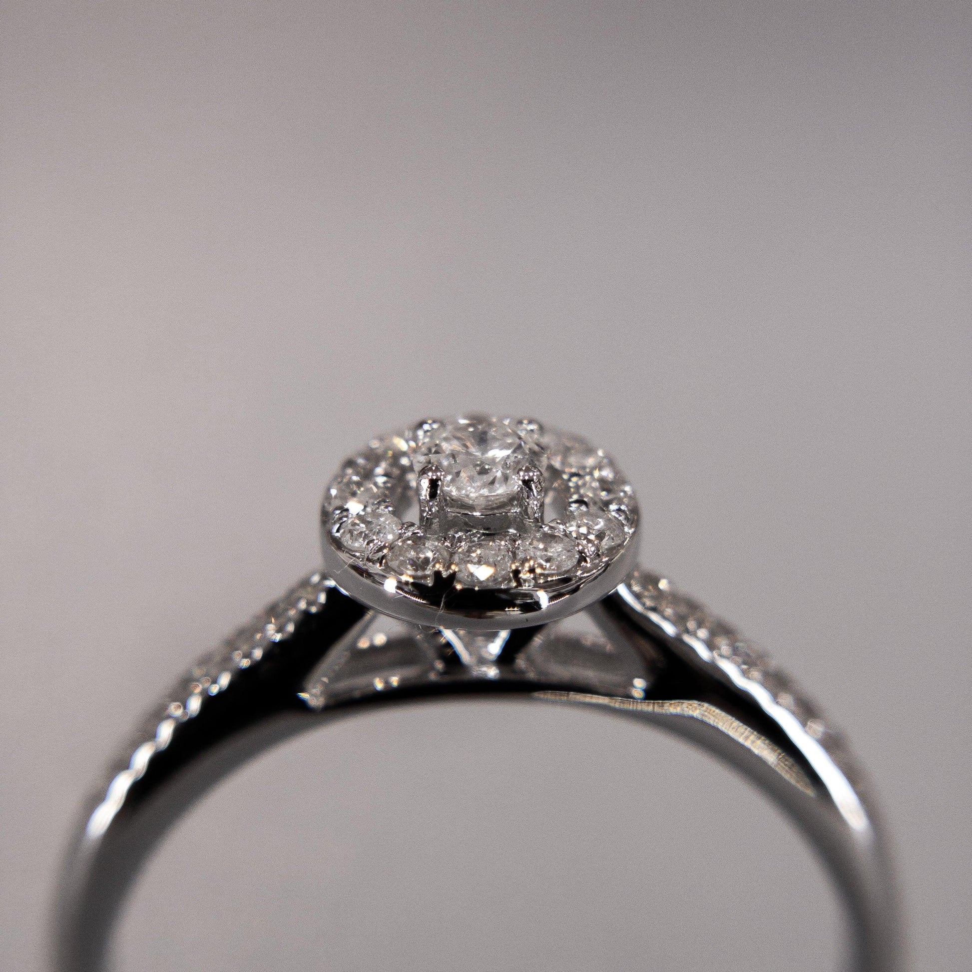 Anillo de Compromiso Oro Blanco 14k Halo con Diamantes 0.25 ctw - Vanessa Joyas