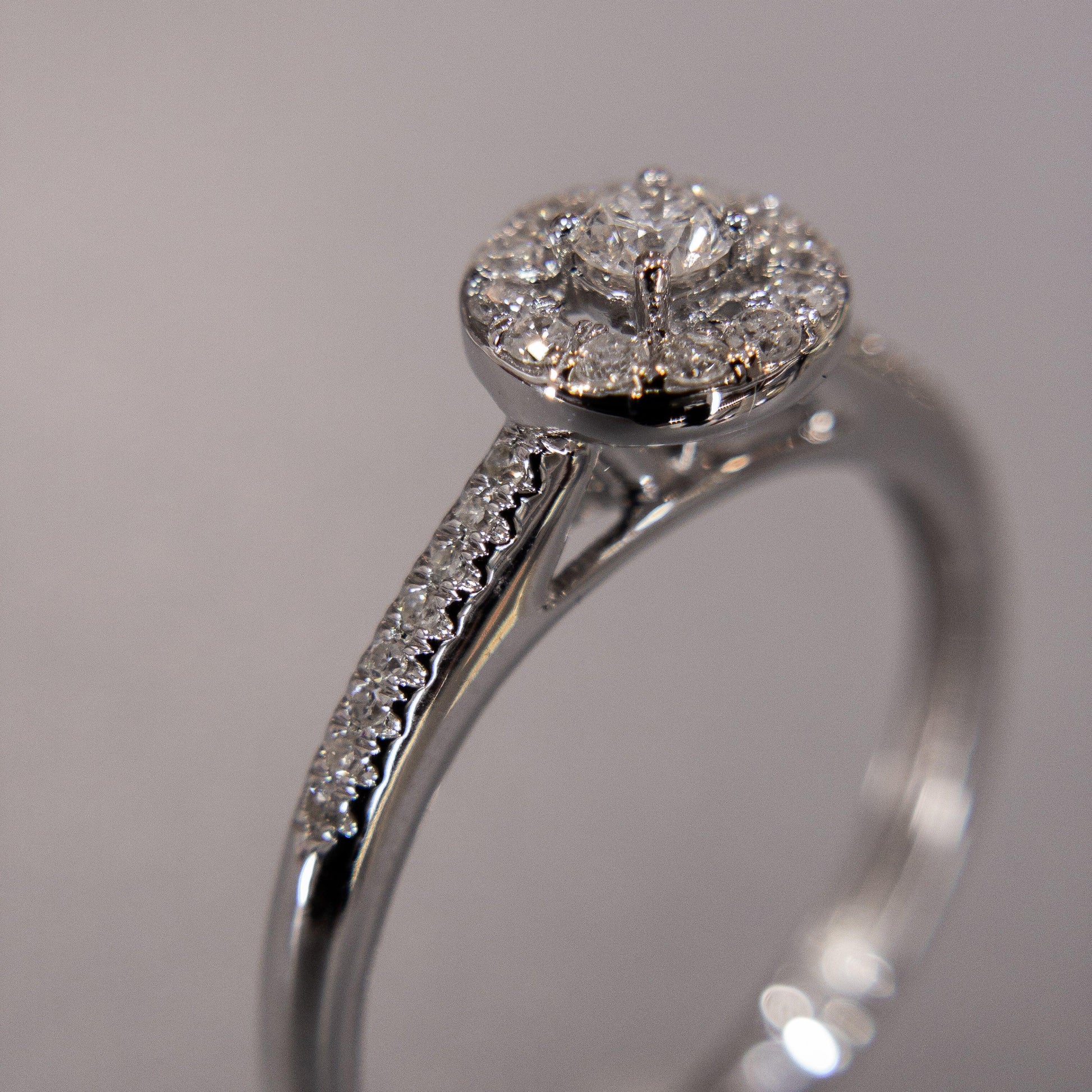 Anillo de Compromiso Oro Blanco 14k Halo con Diamantes 0.25 ctw - Vanessa Joyas