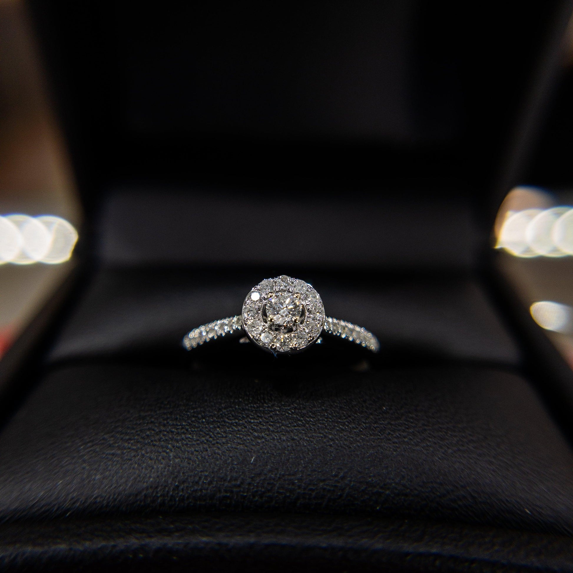 Anillo de Compromiso Oro Blanco 14k Halo con Diamantes 0.25 ctw - Vanessa Joyas