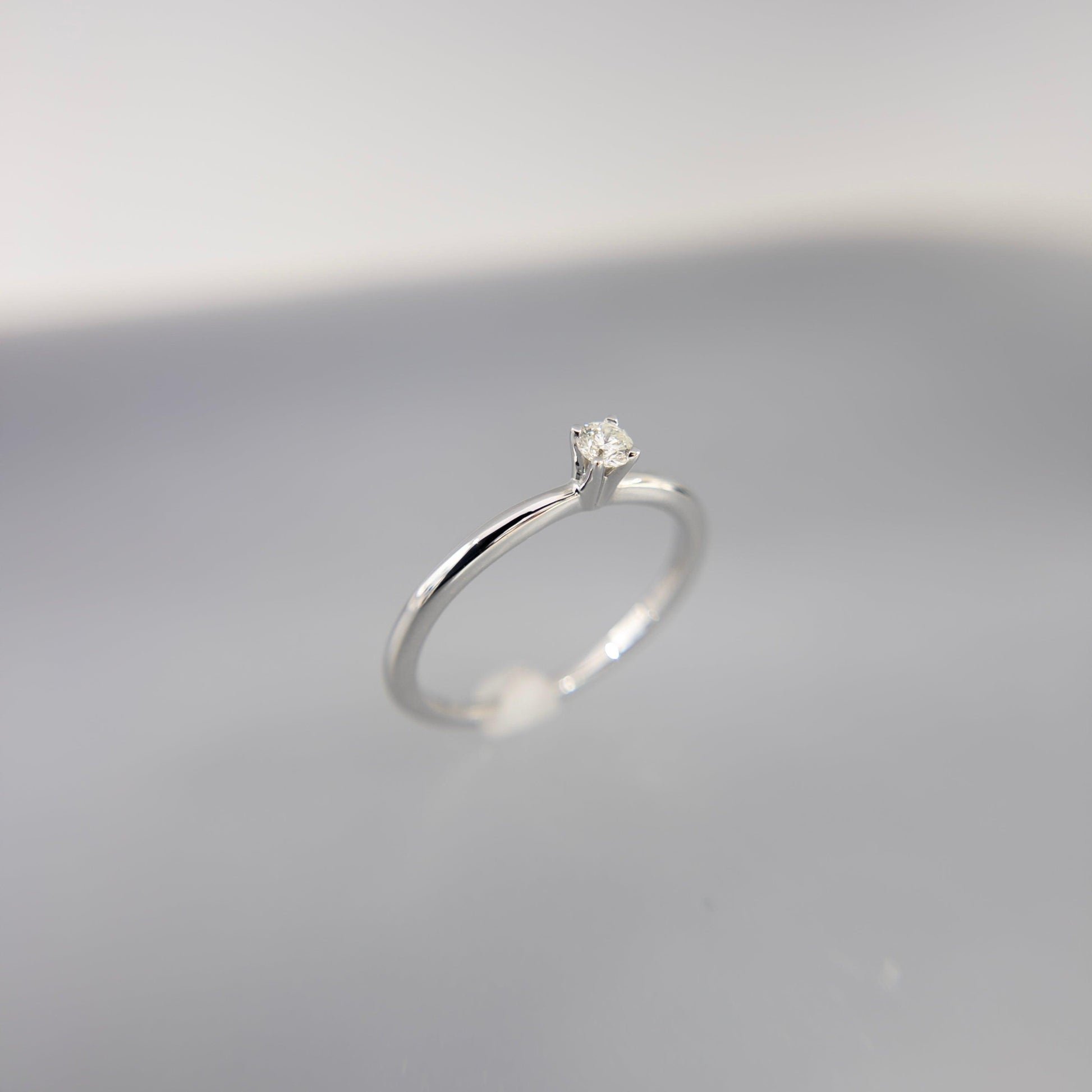 Anillo Solitario con Diamante 0.10ctw - Vanessa Joyas