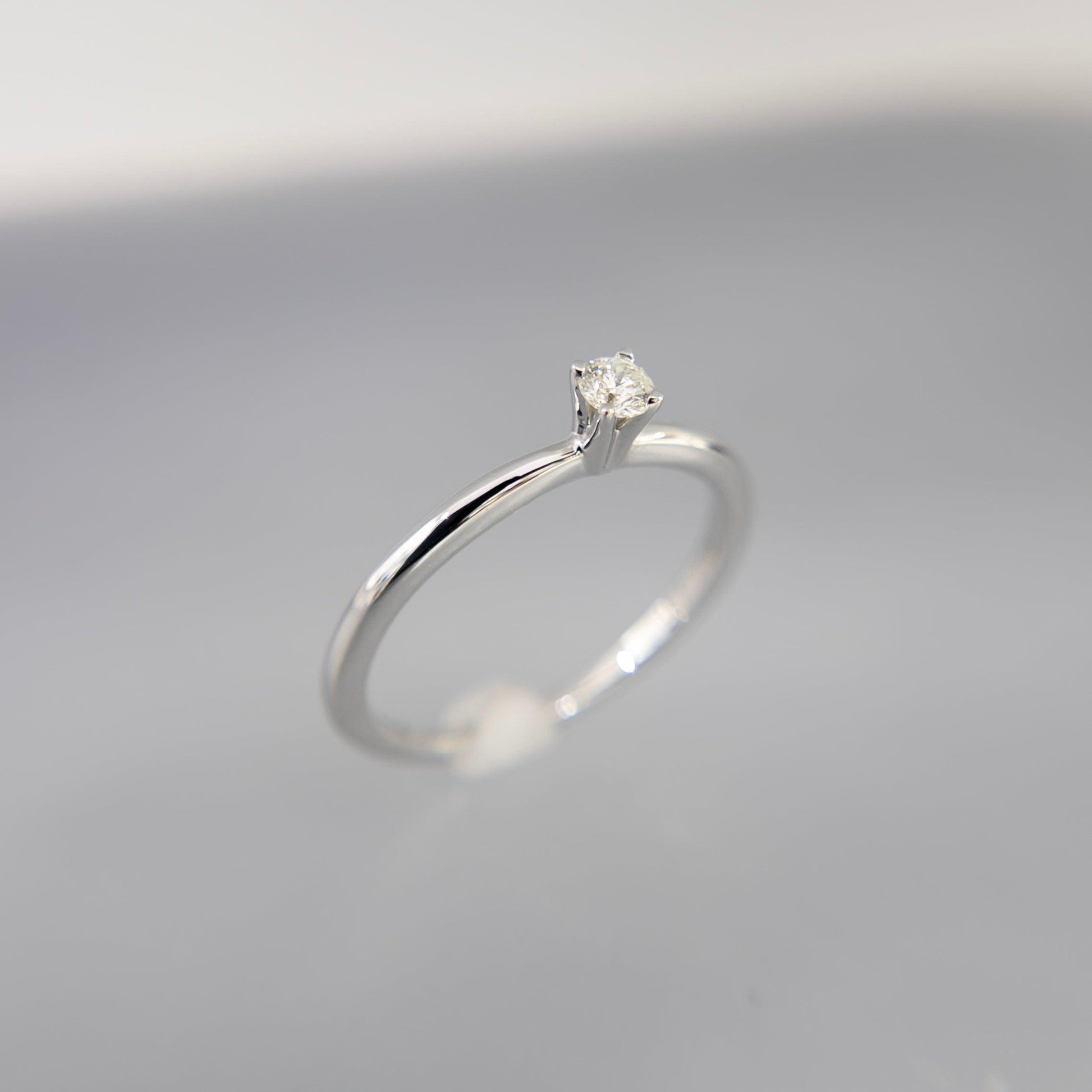 Anillo Solitario con Diamante 0.10ctw - Vanessa Joyas