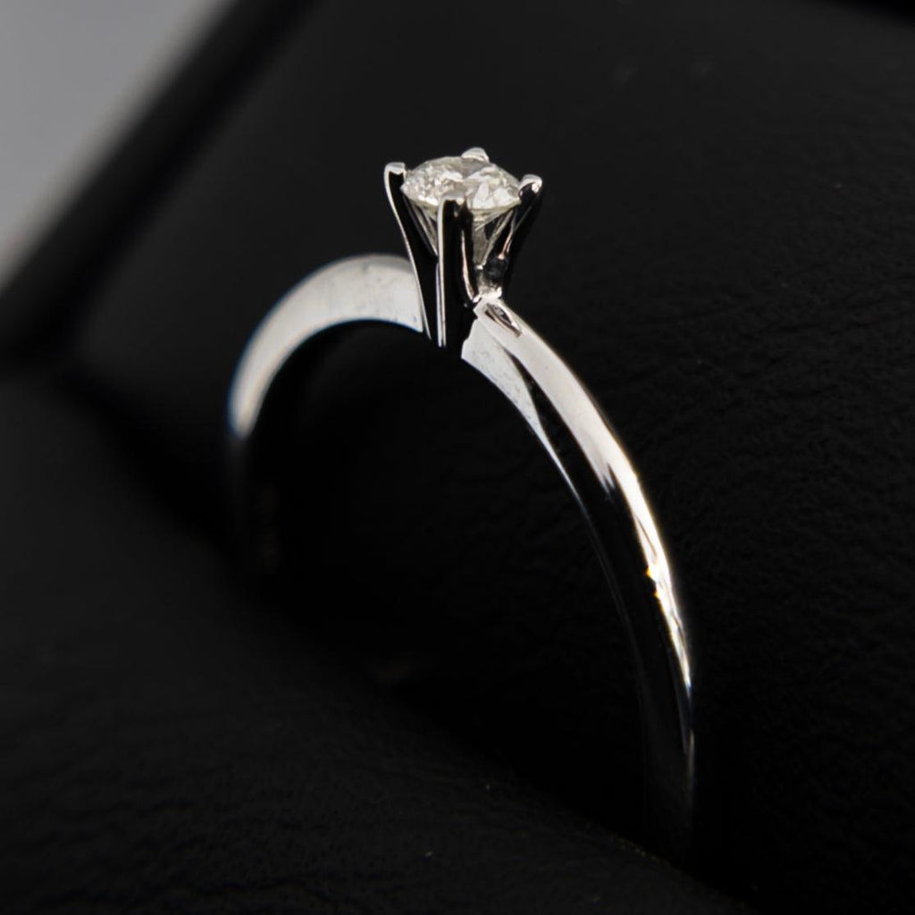 Anillo Solitario con Diamante 0.10ctw - Vanessa Joyas