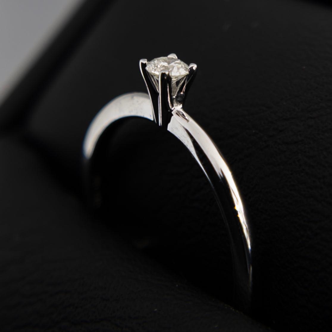 Anillo Solitario con Diamante 0.10ctw - Vanessa Joyas