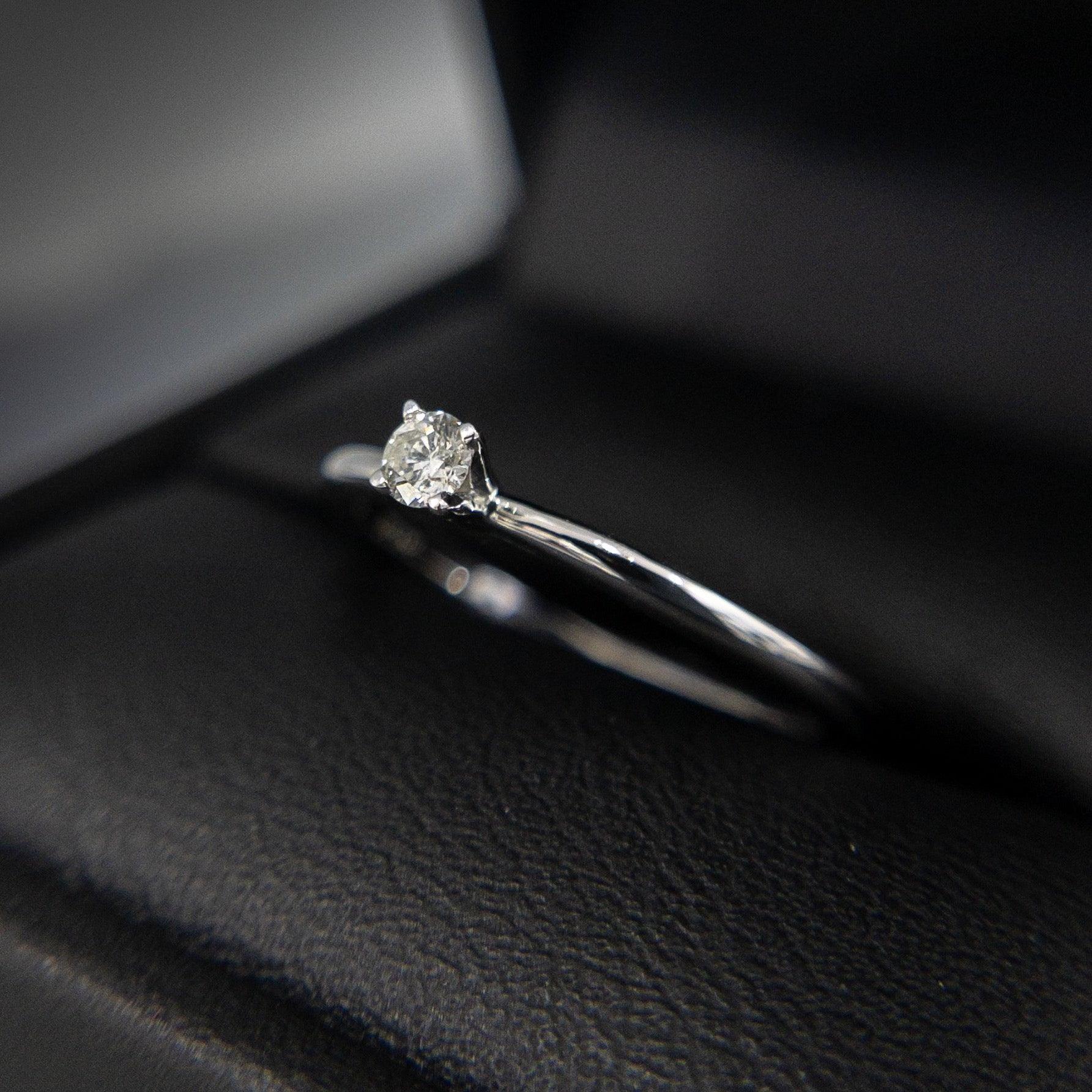 Anillo Solitario con Diamante 0.10ctw - Vanessa Joyas