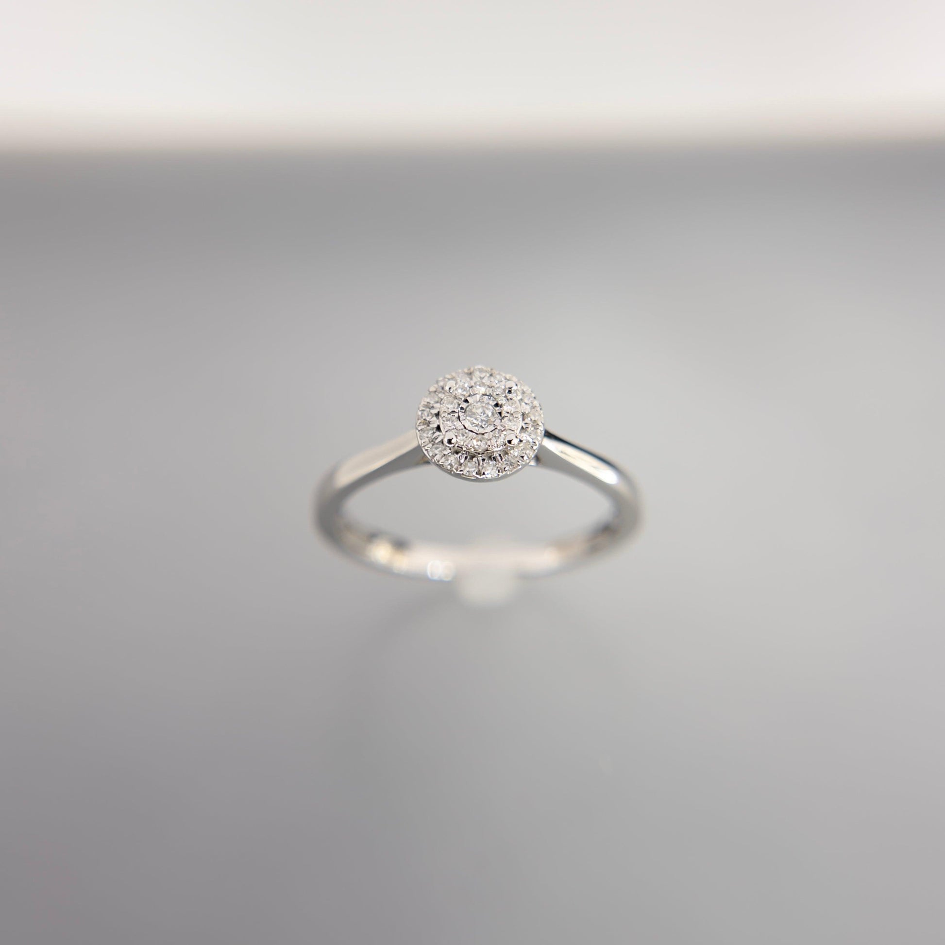 Anillo de Compromiso Halo 0.10ctw Oro Blanco con Diamantes - Vanessa Joyas