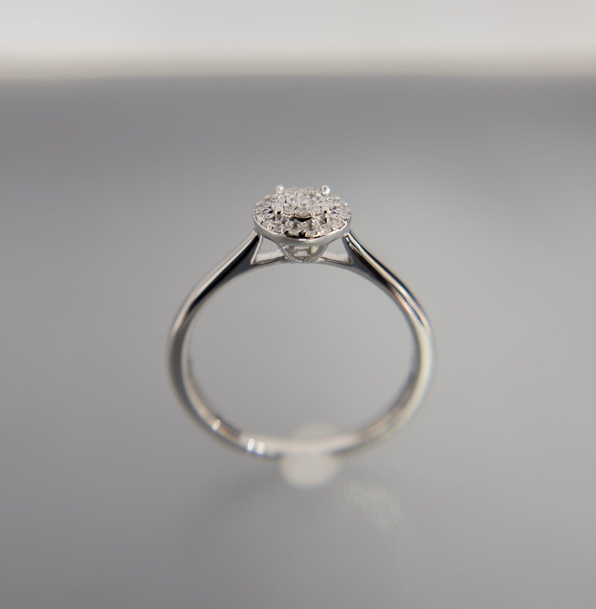Anillo de Compromiso Halo 0.10ctw Oro Blanco con Diamantes - Vanessa Joyas