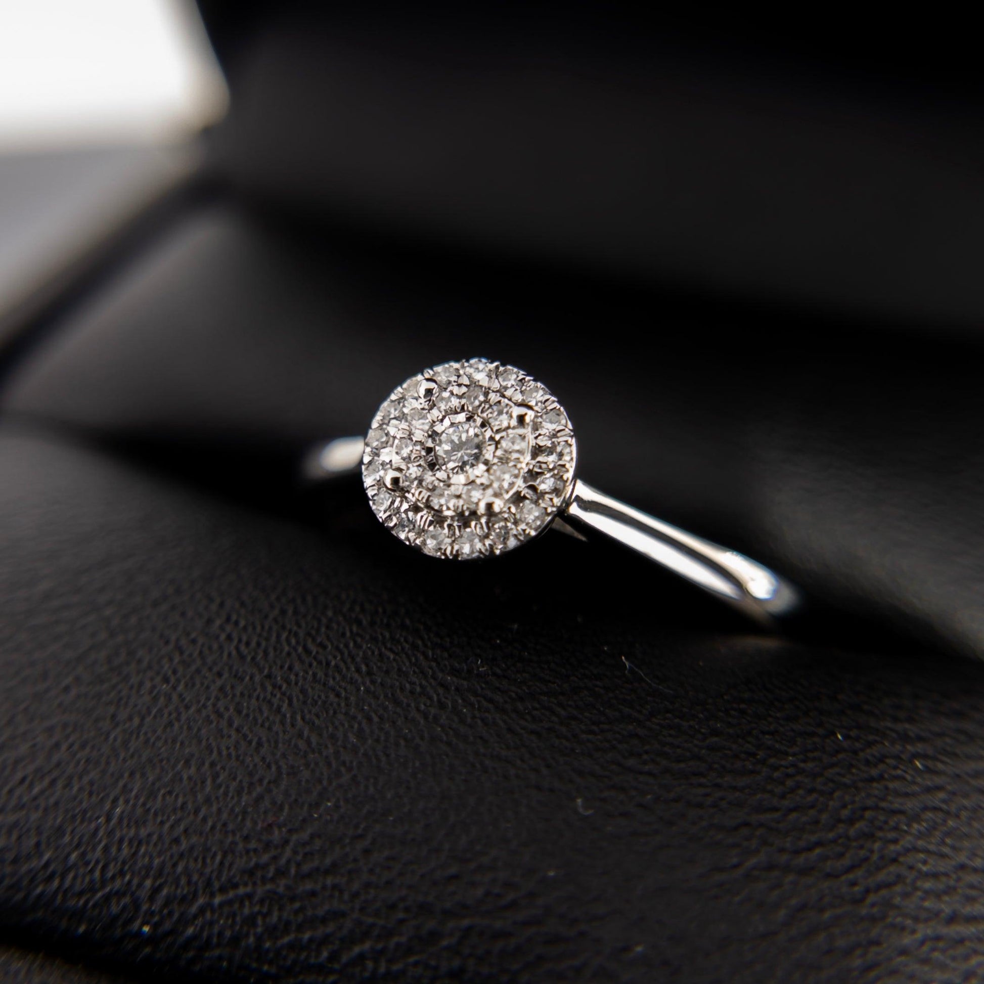 Anillo de Compromiso Halo 0.10ctw Oro Blanco con Diamantes - Vanessa Joyas