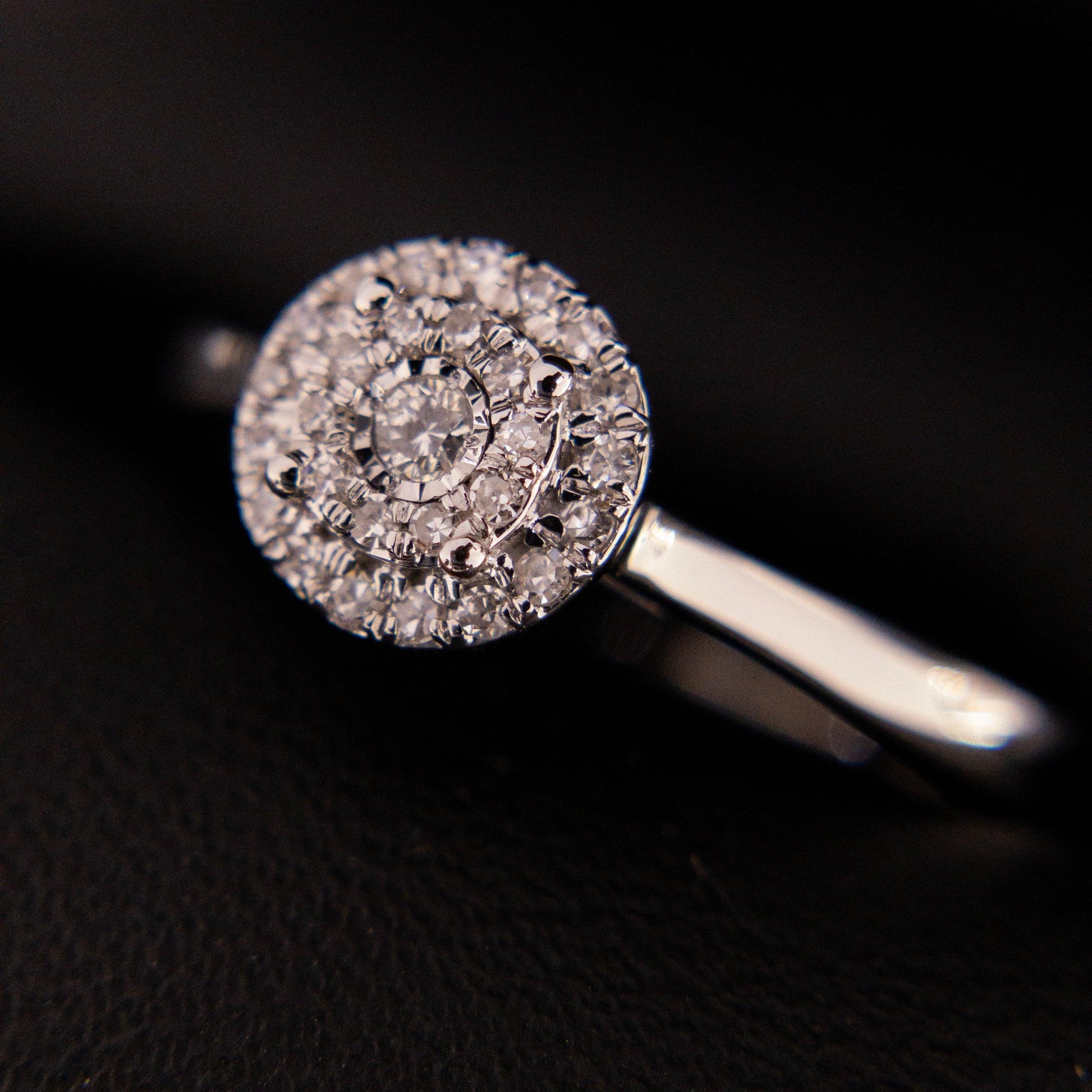 Anillo de Compromiso Halo 0.10ctw Oro Blanco con Diamantes - Vanessa Joyas